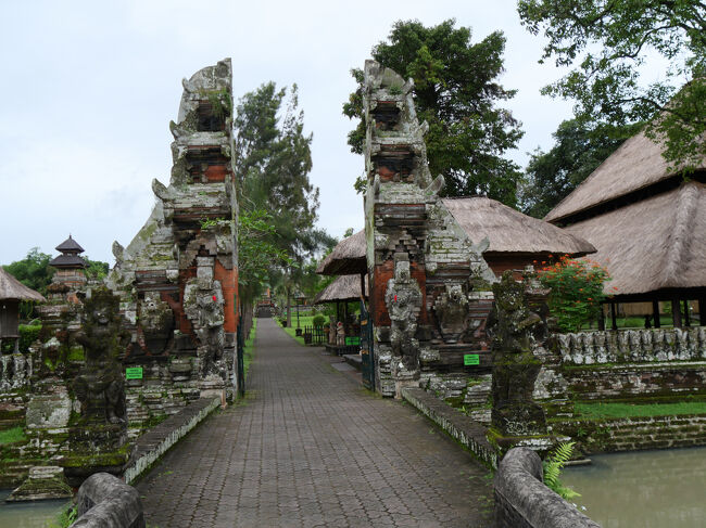 橋を渡ったところに第1の割れ門があります。