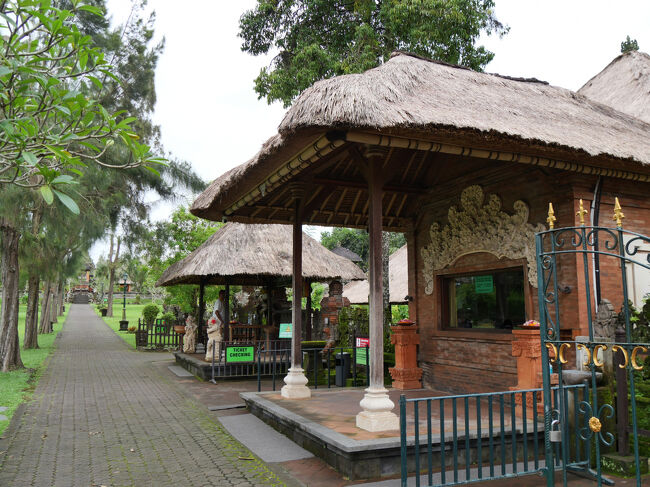 第1の割れ門を潜ると右側にチケットオフィスがあります。<br /><br />入場料金はIDR30,000（≒300円）。<br />世界遺産ですがタナ・ロット寺院より安いです。