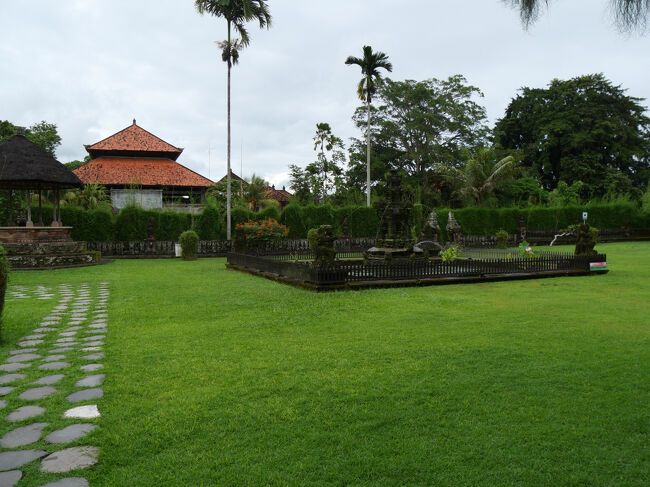 左側には噴水（Candi Air Mancur）があります。