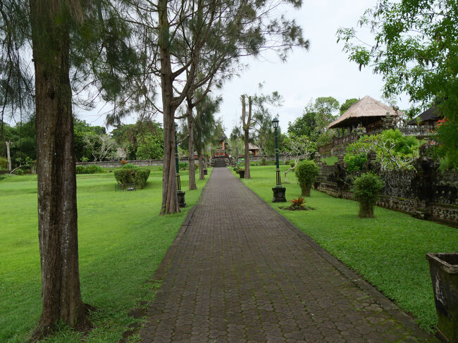 名前に違わず芝生の緑が美しい境内。<br />奥に向かって外庭、中庭、内庭と続いています。<br /><br />外庭の長い直線の参道を進みます。