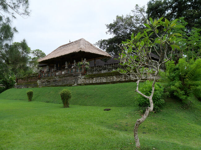 右側の一段高い場所に建物があります。