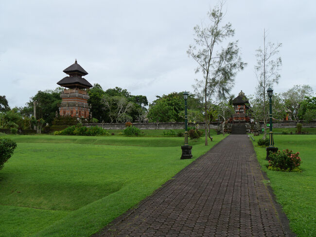 参道の奥に見えるのが第2の割れ門です。<br /><br />左側にあるのは鐘楼（Bale Kulkul）で、高さが8mあるそうです。