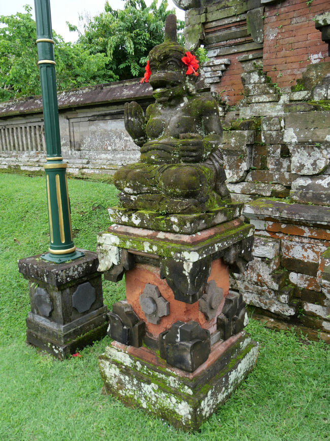 第2の割れ門の両脇には、ヒンズー教の神鳥「ガルーダ」の可愛らしい石像があります。