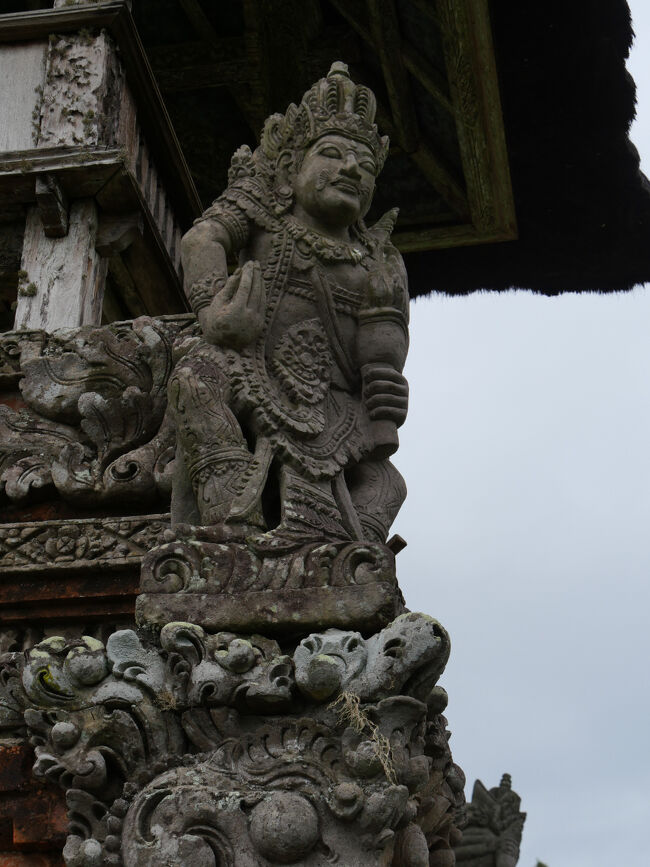 祭壇の四方には、今にも動き出しそうな精緻な彫刻が施されたレリーフがあります。<br /><br />