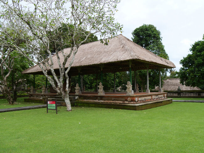 参道右側の壁の無い建物は集会所（Bale Panjang Tiang)だそうです。