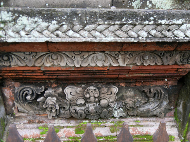 基礎部分を飾るレリーフが素晴らしい。