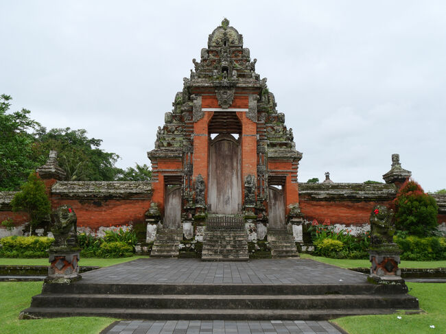 ズームアップ。<br /><br />内庭入口の門「チャンディ・クルン（Candi Kulung）」です。