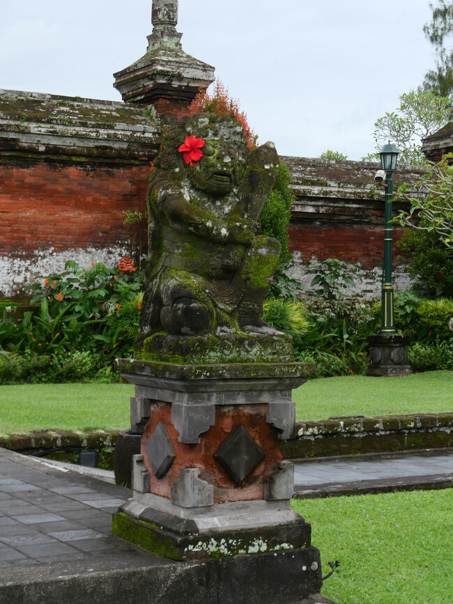 門の基壇に建つ石像。