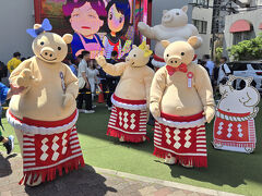 ホテルをチェックアウトして、最初に来たのはこちら！
11時OPENなので、少し前に到着したけどすでに行列。

ひぃーーーーやっぱりGWハンパねぇ…。

待っている間は、ぶたさんたちに楽しませていただきました！
じゃんけん大会とかやってくれて、全然退屈しなかった！(^0_0^)