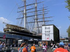 中国からの茶の運搬船カティサーク号を通過