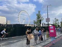 昨日乗ったロンドンアイが見えてきて市内中心部が近いことがわかり、気持ちが前向きになれました。