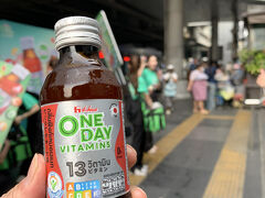 アソーク駅の前でビタミンドリンク（エナドリ？）の販促イベントをやっていた
【ハウス食品】じゃん(゜゜)
「ピンクレモネード味」だって…味はまあまあ(^^)