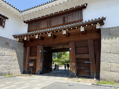 博物館見学の後はいよいよ駿府城公園へ。
博物館に一番近い東御門から入ります。