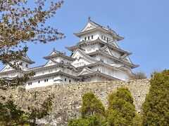 伊丹空港到着後、空港でレンタカーを手続きして、一路姫路城へ
