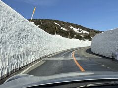 蔵王エコーラインで雪の回廊を通って帰路につく。山道はくねくねしていて、結構激しい。

強酸性の硫黄泉に入りまくったため、手の皮が剥けてしまったけど初めての蔵王温泉良かった！