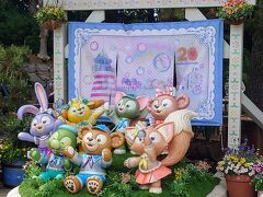 ダッフィー20周年の装飾が
あちらこちらにありました。

［おばさんち］でお買い物です。

20周年記念グッズは1人あたり購入点数が定められており、チケットに紐付けられていました。
支払い時に「この会計が終わると、20周年記念グッズがこちらの店舗では出来なくなりますが、宜しいですか？」とキャストさんに聞かれました。
やっと、それっぽい転売対策を始めたのですね～