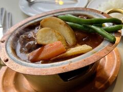 妻はビーフシチュー…
下に固形燃料が入っていて熱々です。