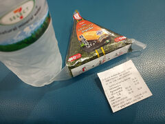 ５月３日：
エアアジア XJ601便でほぼ定刻(14:05)でDMK到着。
機内で食事は取りましたが小腹が減ったので空港内セブンでおにぎりゲット。鮭おにぎりは36THB(158JPY）ボトル水は10THB(44JPY) 