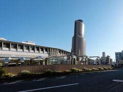 駐車場から歩いて移動し、R浜松駅南口に来ました。
正面の高い建物は、HAMAMATSU ACT TOWER(浜松アクトタワー)です。遠くからも見え、この建物が見えると浜松市に来たと感じます。