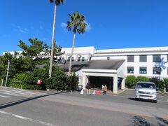 木更津アウトレットから一走りあったが、国民休暇村・館山に到着。
３階建てと意外にも低い建物だ。
何か用途地域の縛りがあるか、条例で縛られているのか。
あー、いやだいやだ、すぐ仕事関係の目で見てしまう。