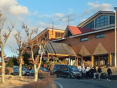 『富士天神山スキー場』に向かいます！

駐車場のゲートに入るまでに何と４０~５０分の大渋滞！！！(＠_＠;)
近年まれに見る混雑でビックリ！
連休ってこんなに混んでいたっけ！？