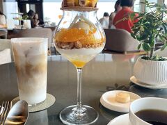 予約もしていませんでしたが、18階のカフェ『ディーバ』でお茶することが出来ました♪

可愛いケーキが並んでいたのですが、ケーキは4:30からで、おすすめされた季節のパフェ頂きました(^｡^)

『Diva』The Ritz-Carlton Fukuoka
◇ 季節のパフェ
◇ カプチーノ
◇ ホットコーヒー