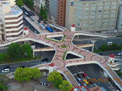 眼下には空中庭園のような歩道橋が見えるわ。