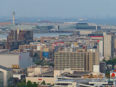 『羽田空港』と管制塔が見えます。