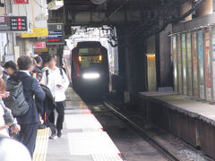 近鉄・鶴橋駅のホームに
乗車する電車が滑り込んできた
　