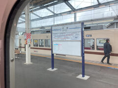 初富駅。
今は高架駅だけど、平成後半まで島式ホームの地上駅で、構内踏切を渡ると小さな駅舎があるのみの駅だった。