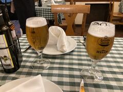 午後はグエル公園の予定。予約時間は14時。
どこかで時間をつぶそうにもよくわからないし、ホテルまでいったん戻ってその近くのレストランでお昼。
喉が渇いていたのでビールが美味しい。