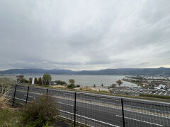 さすがに深夜の中央道は空いてました。

諏訪湖SAで仮眠。

朝食は何にしよう…
さっきの夕食というか夜食がお腹に残っている感じなので、軽いものを。
「太養パン」の牛乳パンなるもので朝食。
食事用のパンと菓子パンの中間みたい。旅に出るとなぜかこういうのを食べたくなります。
流れで隣のUCCコーヒーを頼んだらいい値段するんですね。美味しかったけど。