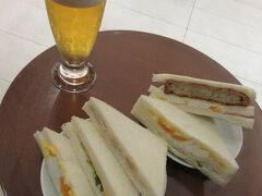 サクララウンジで予め買っておいたサンドイッチでランチ。平日昼間から飲むビールは、格別でした。