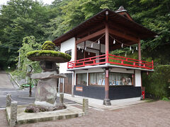 息を切らしながら伊香保神社に到着。
苔むした灯篭がいい味出してる。