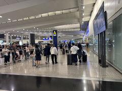 A320　満席、全体を通しても80％との事をニュースで見ました。
4時間のフライト後、香港着

座席指定が2,000円だったのでケチったが、運よく通路側に！
機内ではスマホでDLしたネットフリックスを
前の座席の人がジップロックの袋にスマホを入れ、テーブルの留め具に挟んでいたのを見ました。次回真似しよう！