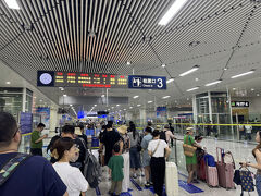 福田駅
出発時間の10分前くらいにホームのゲートが開く
予約した切符がパスポート番号と紐づけされているため
パスポートが切符がわりだ
昔は予約番号とパスポートを見せて切符と交換してた。