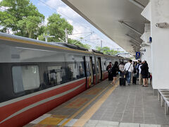 そんなアホな事をしてしまいましたが、電車が来たので早速乗り込み席に座ると定時に出発。

電車に揺られ6時間ほどで、バタン・ブサール駅に到着。