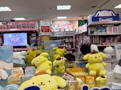 帰りにイトーヨーカドーに寄りました
⇛こんな感じのサンリオShop？有りました。