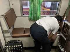 自分の席に戻りしばらくしたら列車はバンコクへ向け出発。

しばらくすると駅員さんが早速席を新台に変えるべくテキパキと組み立ててくれます。