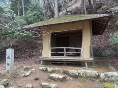 キキ「足場が悪い中、ようやくここまで来れたね。ホウキのがラクかも笑」

ジジ「命がけな場所、結構あったよね笑」