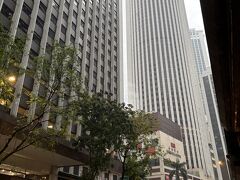 朝ごはん食べに出てきました。ここがホテル外観っす。右の円筒形のがホープウェルセンター。最上階に回転レストランがあるようで、昔から湾仔のランドマーク的存在です。
ね、雨、結構降ってるでしょう？オバチャンの髪の毛、エイジングで湿度に滅法弱いので悲し…