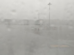 雨の中、グランドハンドリングのお手振り☆
この雨じゃ、中から手を振っても見えないだろうな。

晴れてる日なら向こうから見えているらしいので、よければ手を振りましょう。笑