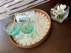 【 Welcome Drink @HALEKULANI OKINAWA 】

JAL2081便は11:18に那覇空港着。トヨタレンタカーの（時間のロスの多くなる「那覇空港シーサイド店」ではなく）那覇空港店でアクアを借りて出発。13時過ぎにはハレクラニ沖縄に到着しました。

前回，2019年8月の旅行記『ハレクラニ沖縄 旅行記(ブログ)2　クリフヴィラ 宿泊記 と クラブラウンジ，キングダム，シルー，HWAK』はこちらからご覧ください。
https://4travel.jp/travelogue/11493280

クラブラウンジからすぐにでもヴィラに案内してもらえるとのことでしたが，14時からスパの予約を入れているのでそちらを優先。ウェルカムドリンクをいただいてから，スパハレクラニに直行しました。