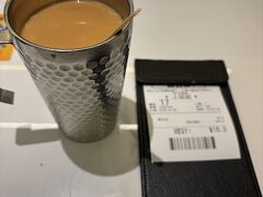 尖沙咀までブラブラし、ホテルに戻るべくMTRに乗ろうとカオルーンホテル（九龍酒店）横の出入口に入りました。
ちょうど百份百という香港式ファミレスがカオルーンホテル地下にあるので、水分補給にミルクティーを注文しました。
隣の席にやって来た女性2人組、日本語を話していたのでアタシから話しかけてみました。お2人、映画トワイライトウォーリアーズを見て香港に行こうとなったそうです。
映画の展示会がカイタック（啟德）AIRSIDEでやっていて到着した昨日の夕方行って来たとのこと。
「アタシも午後行ければ行きたいと考えてます」なんて15分ほど話して店を後にしました。