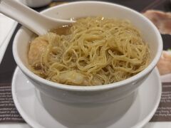 20時55分、朋友に会う前に晩ごはん済ませようとハイサンプレイス（希慎廣場）の何洪記にてエビ雲呑麺の小サイズをいただきます。
