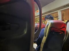 21時18分、コーズウェイベイ（銅鑼灣）の蘭芳道から出る緑のミニバスに乗り、終点からひとつ手前のバス停で降りてと朋友から言われ、1人では初めてミニバスに乗りました。バス停を表示する掲示板もないし、アナウンスもないので無事に着くのか…
結構スピード出すね、バスのくせに。視力悪いので景色が夜は見えず不安いっぱいの巻。
