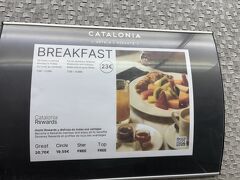 日曜日の朝です。
こちらのホテルの朝ごはん、平日は7時から。週末・祝日は7時半からです。

定価は23ユーロ。
カタロニアメンバーズサークルは19.55ユーロです。
去年マドリードのカタロニアプエルタデルソルで食べた朝食が良かったので、こちらも期待できます。
