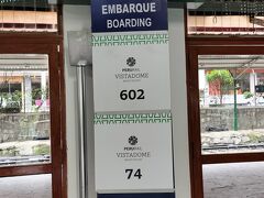 お昼前に駅にやってきました。行きのトラブルを教訓に、今度はきちんと チケットに引き換えをしてあります。
帰りは エクスペディションとあまり金額が変わらなかったので ビスタドームを予約してあります。 どんな違いがあるんでしょう？