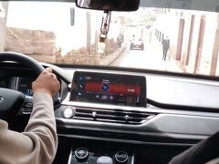 ホテルをチェックアウトしたあと、 Uber を呼んで クスコまで行ってもらいます。
クスコのアルマス広場へ行く道は、とても狭くて急な道でした。
アルマス広場 近くの 荷物を預けられる場所が分かりにくく しばらく彷徨いました。荷物を預けて少しだけ クスコの街を観光します。