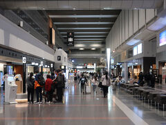 前置きがかなり長くなりましたが・・・
羽田です。早朝だからすいてます。

JAL101便にチェックイン、
JAL101：東京/羽田（6:30）→ 大阪/伊丹（7:35）
